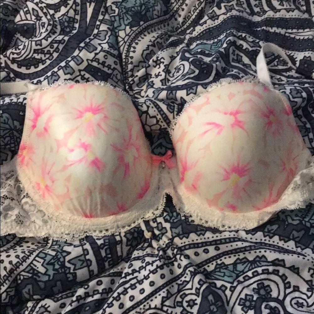34d Victoria’s Secret bra worn only to try on